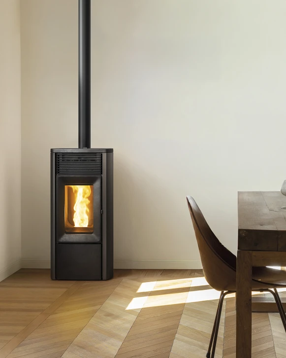 Intérieur salon classique avec cheminée en pierre sculptée active, feu de bois ardent